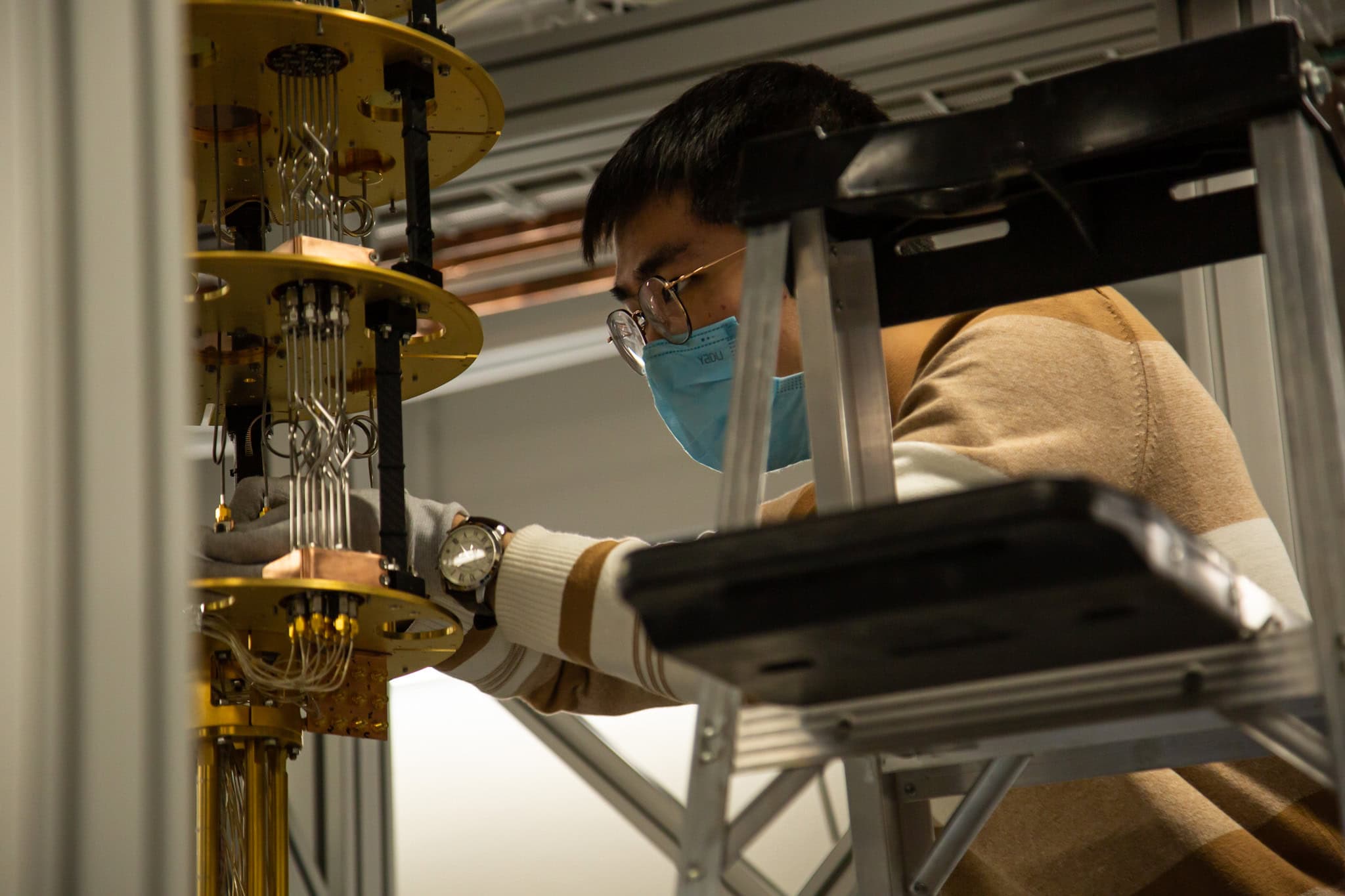 A student works on the quantum testbed at the Grainger College of Engineering at the University of Illinois Urbana-Champaign.