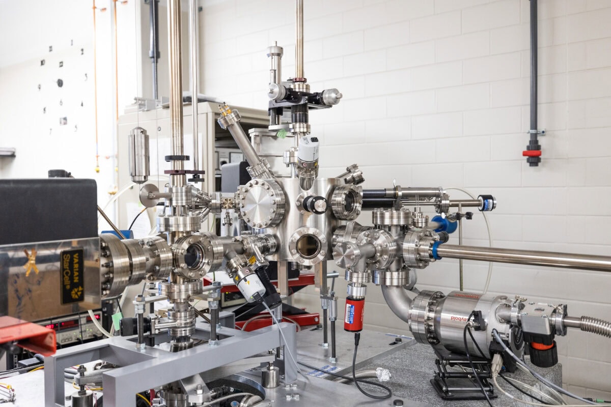 A photo of a quantum testbed, courtesy of the Grainger College of Engineering at the University of Illinois Urbana-Champaign.